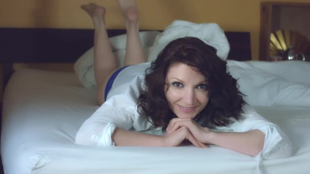 Kavkazská herečka provedení. — Stock video