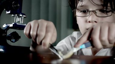 Güzel yakışıklı beyaz çocuk poz