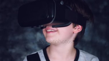 Güzel yakışıklı beyaz çocuk poz