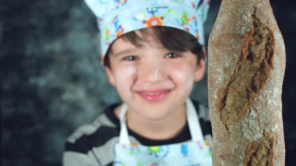 Szép szép kaukázusi fiú pózol — Stock videók