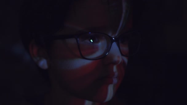 caucasien garçon posant 