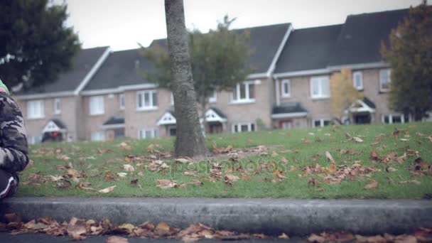 Beau beau caucasien garçon posant — Video