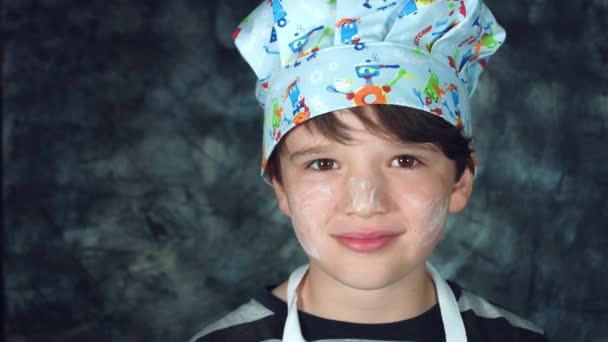 Fin vacker kaukasiska pojke poserar — Stockvideo