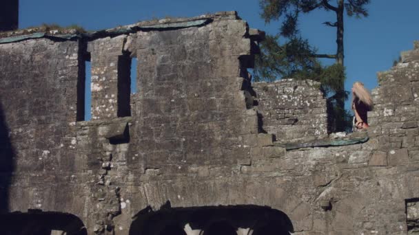 Modèle caucasien posant 