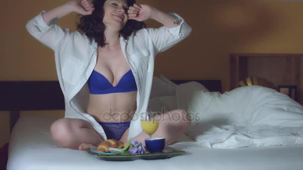 Caucasian actress performing. — Stock Video