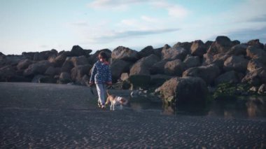 Çocuk ve köpek yavrusu eğleniyor