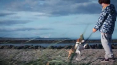 Çocuk ve köpek yavrusu eğleniyor