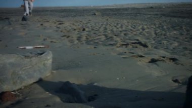 Çocuk ve köpek yavrusu eğleniyor