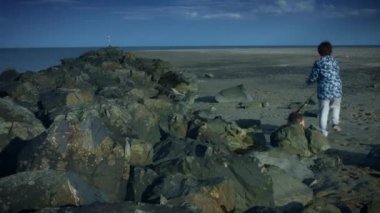 Çocuk ve köpek yavrusu eğleniyor