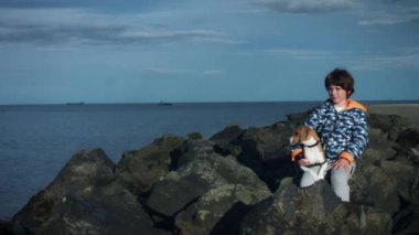 Çocuk ve köpek yavrusu eğleniyor