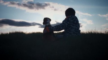 Çocuk ve köpek yavrusu eğleniyor