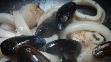 Taze makarna ve deniz ürünleri