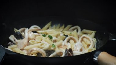 Taze makarna ve deniz ürünleri