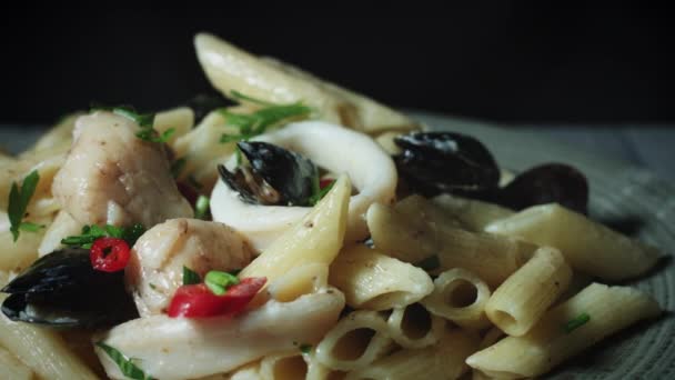 Verse pasta en zeevruchten — Stockvideo