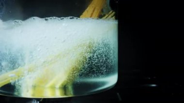 Taze makarna ve deniz ürünleri