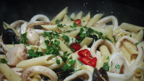 Färsk pasta och skaldjur — Stockvideo