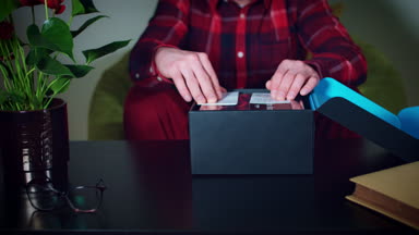 Genç adam unboxing yeni aygıt