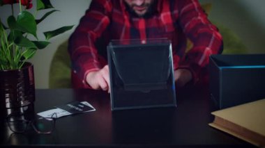 Genç adam unboxing yeni aygıt