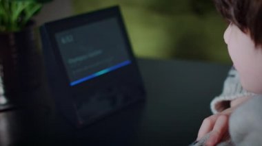 Akıllı ev cihazı kullanarak çocuk