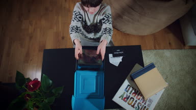 Genç adam unboxing yeni aygıt