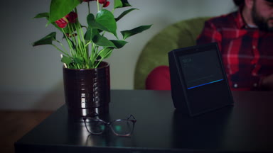 Genç adam unboxing yeni aygıt