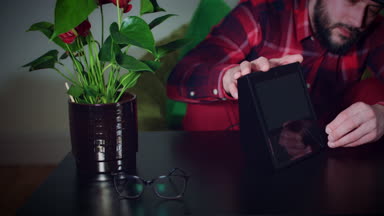 Genç adam unboxing yeni aygıt