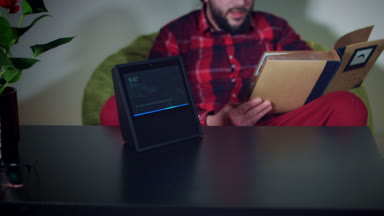 Genç adam unboxing yeni aygıt