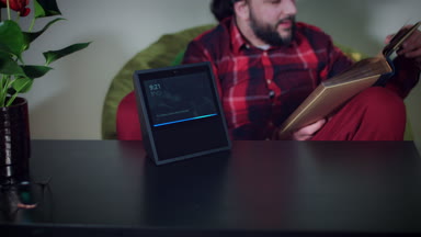 Genç adam unboxing yeni aygıt