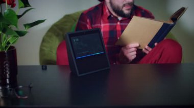 Genç adam unboxing yeni aygıt