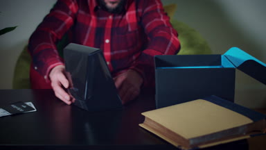 Genç adam unboxing yeni aygıt