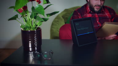 Genç adam unboxing yeni aygıt
