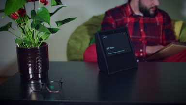 Genç adam unboxing yeni aygıt