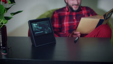 Genç adam unboxing yeni aygıt