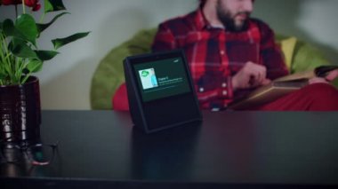 Genç adam unboxing yeni aygıt