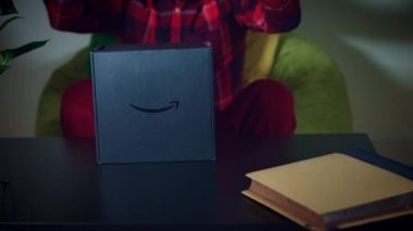 Genç adam unboxing yeni aygıt
