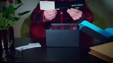 Genç adam unboxing yeni aygıt
