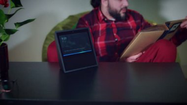 Genç adam unboxing yeni aygıt