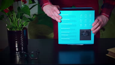 Genç adam unboxing yeni aygıt