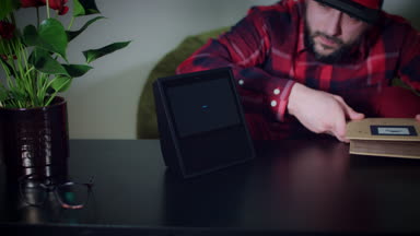 Genç adam unboxing yeni aygıt