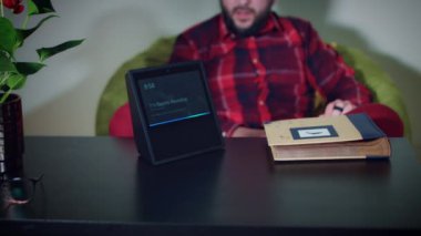 Genç adam unboxing yeni aygıt