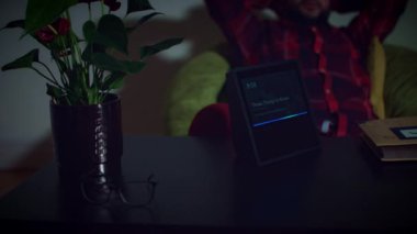 Genç adam unboxing yeni aygıt