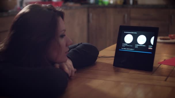 Mujer usando el dispositivo inteligente del hogar — Vídeo de stock