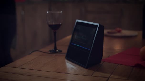 Vrouw met behulp van de smart home-apparaat — Stockvideo