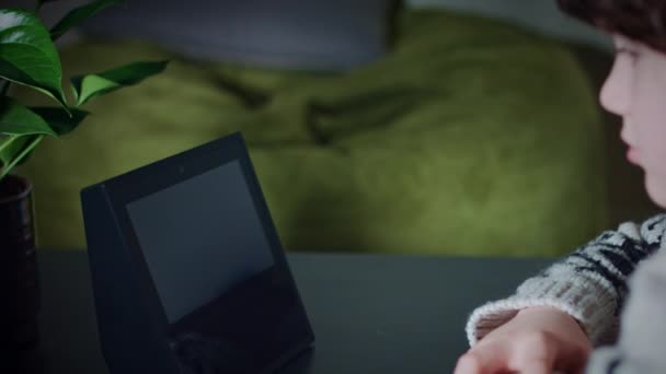 Мальчик с умным домашним устройством — стоковое видео