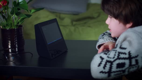 Chłopiec przy użyciu urządzenia inteligentnego domu — Wideo stockowe