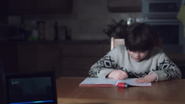 Αγόρι χρησιμοποιώντας έξυπνη συσκευή σπίτι — Αρχείο Βίντεο
