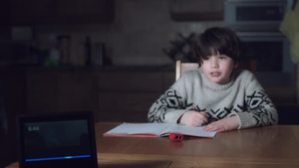 Pojke med hjälp av smarta hem enheten — Stockvideo
