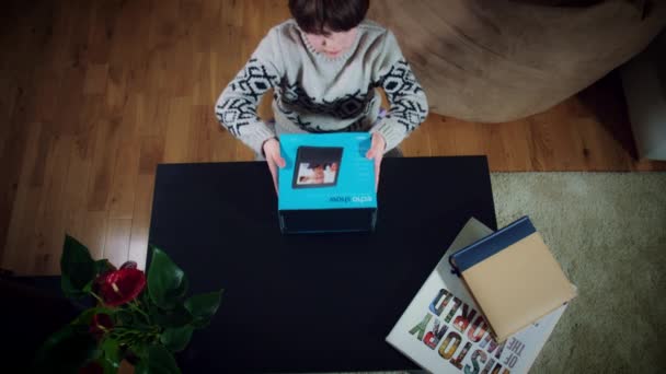 Jovem homem unboxing novo dispositivo — Vídeo de Stock