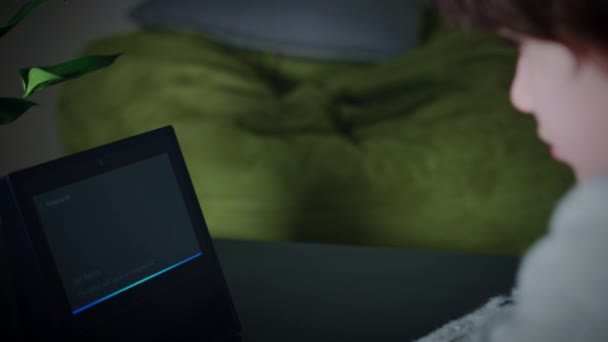 Jongen met behulp van de smart home-apparaat — Stockvideo