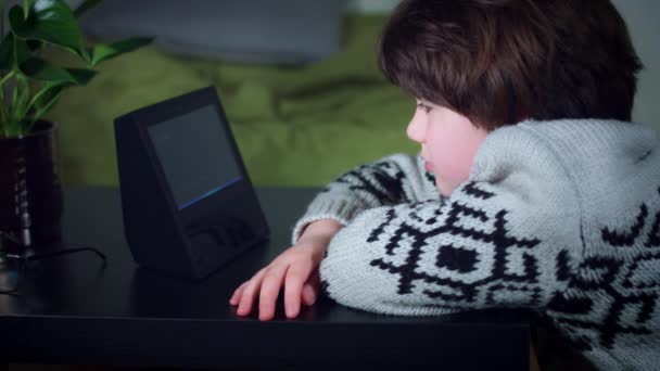 Niño usando el dispositivo inteligente para el hogar — Vídeo de stock